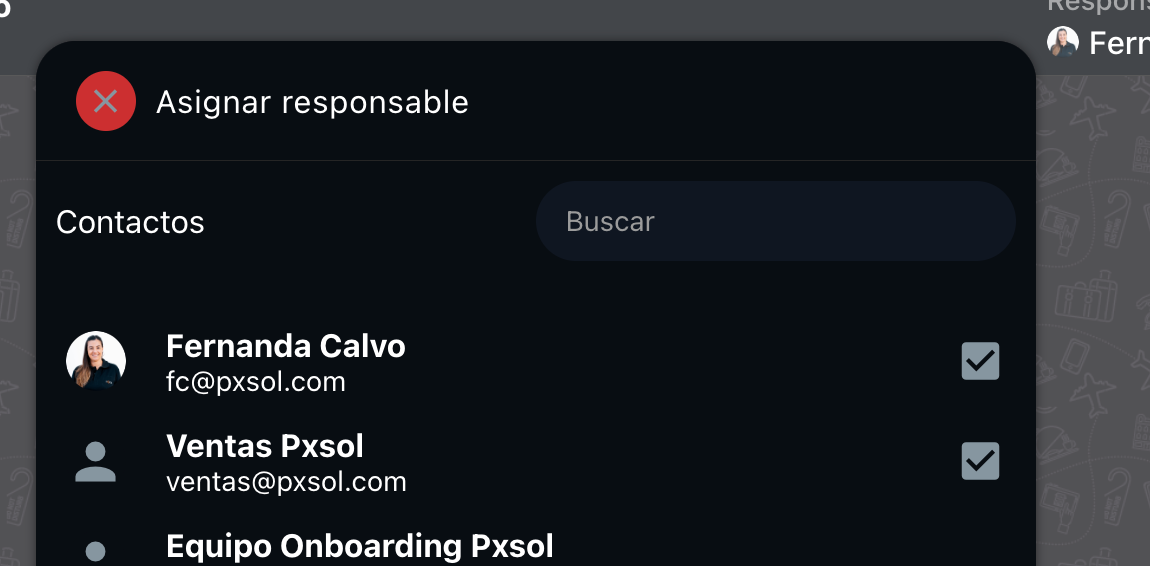 Ejemplo de un chat asignado a múltiples responsables.